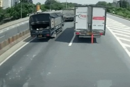 Video khoảnh khắc ô tô con bị đâm ‘bẹp dúm’ sau tai nạn liên hoàn ở Hà...