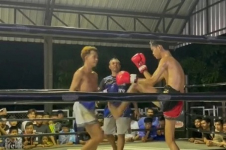 Con trai đánh nhau ngoài đường, 2 bà mẹ mở võ đài muay Thái giải quyết 'ân oán'