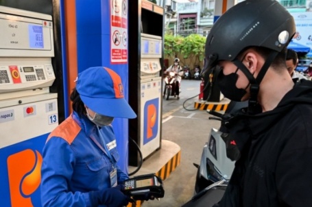 Giá xăng dầu điều chỉnh từ 15h hôm nay, dầu diesel giảm còn hơn 27.000 đồng/lít