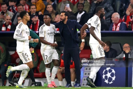 Nội bộ Real Madrid dậy sóng: 6 cầu thủ từ chối nói chuyện với Arbeloa