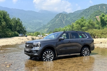 Cận cảnh Ford Everest động cơ xăng 2.3 mới, giá 1,63 tỷ đồng
