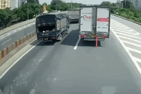 Video khoảnh khắc ô tô con bị đâm ‘bẹp dúm’ sau tai nạn liên hoàn ở Hà Nội