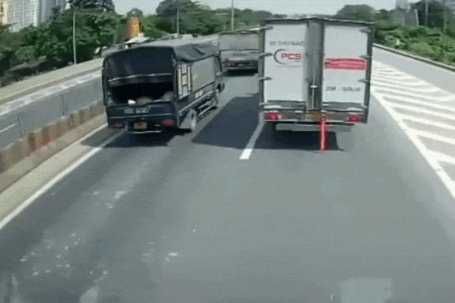 Video khoảnh khắc ô tô con bị đâm  bẹp dúm  sau tai nạn liên hoàn ở Hà Nội