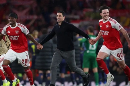 Arsenal lên kế hoạch diễu hành rước cúp, trận thắng Atletico bị tố "có mùi"