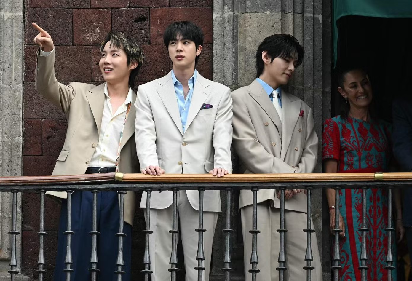 Người hâm mộ nhóm nhạc K-pop BTS tập trung tại quảng trường Zócalo để chờ các thành viên nhóm xuất hiện. Ảnh: Yonhap.