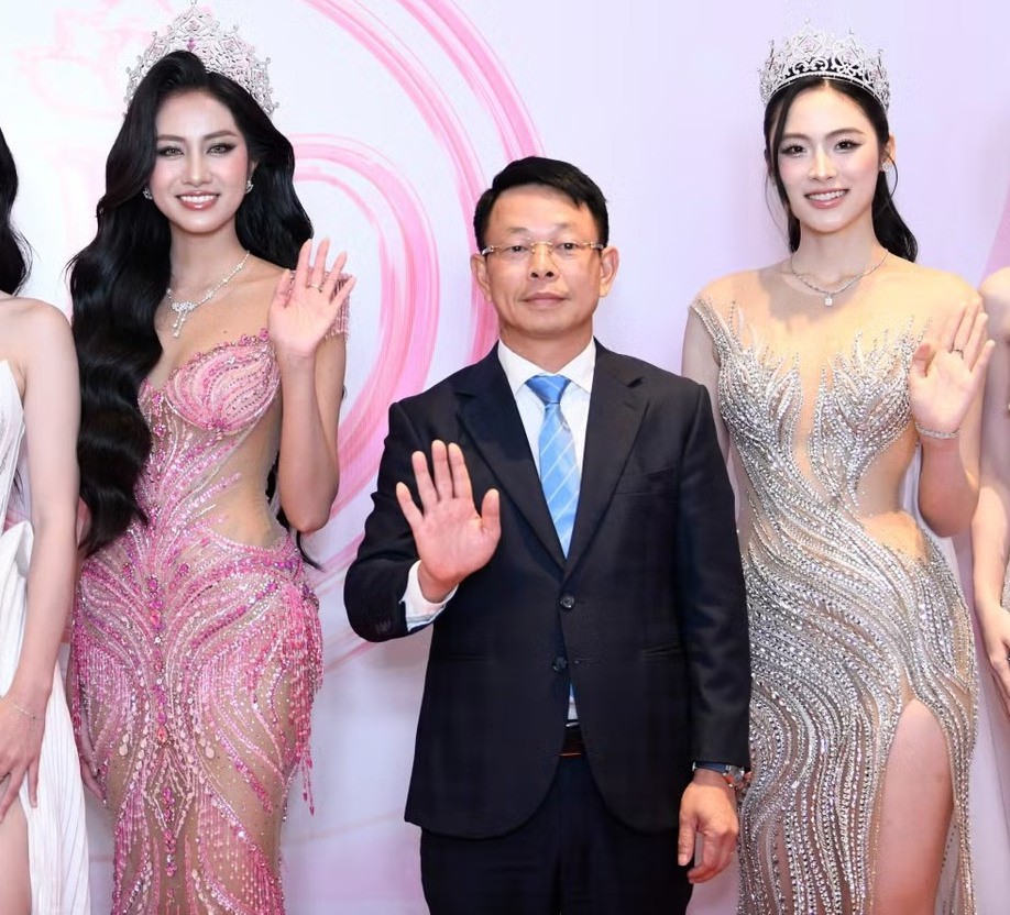 Á hậu Châu Anh vắng mặt trong họp báo Hoa hậu Việt Nam 2026. Tại sự kiện, đương kim Hoa hậu Hà Trúc Linh và Á hậu Vân Nhi chụp hình chung với nhà báo Phùng Công Sưởng - TBT báo Tiền Phong, Trưởng ban tổ chức cuộc thi.