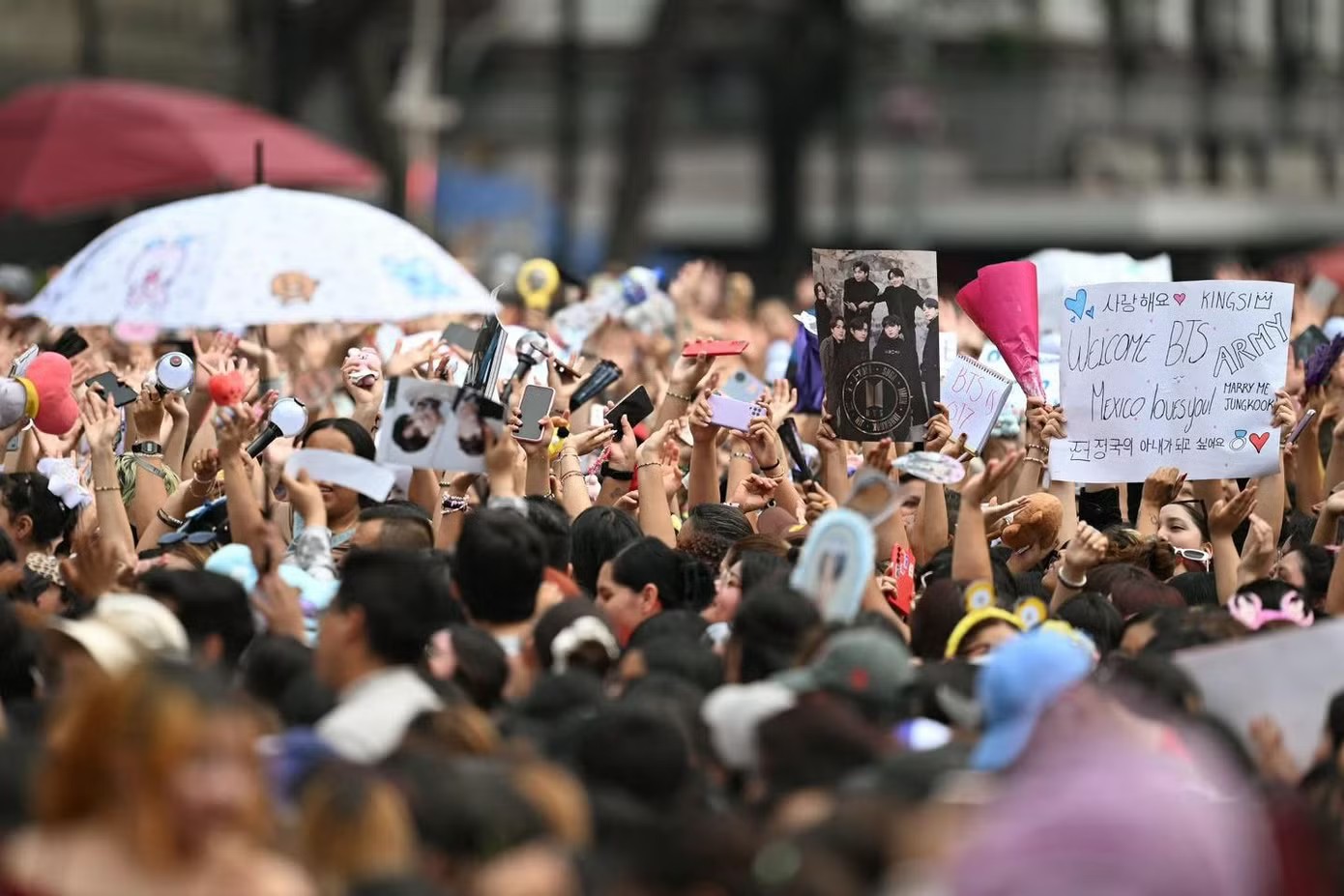 Người hâm mộ nhóm nhạc K-pop BTS tập trung tại quảng trường Zócalo để chờ các thành viên nhóm xuất hiện. Ảnh: Yonhap.