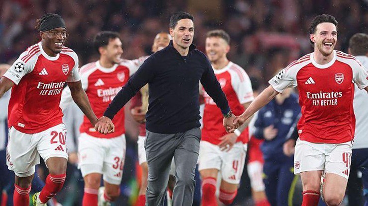 Arteta nắm tay các học trò ăn mừng tấm vé&nbsp;vào chung kết Champions League