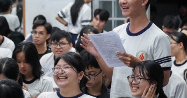 Không khí đặc biệt trong lớp luyện thi miễn phí ở TPHCM