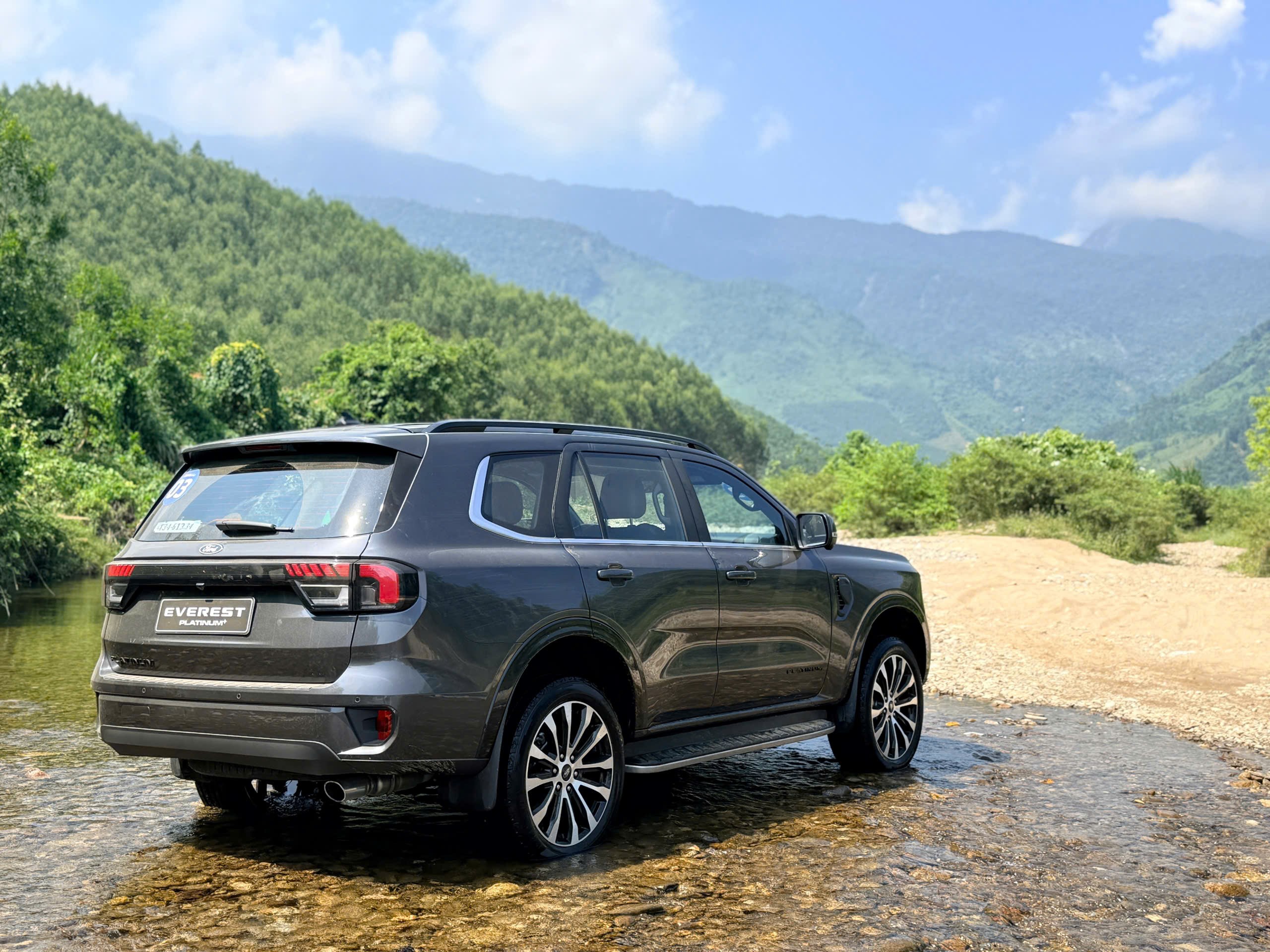 Cận cảnh Ford Everest động cơ xăng 2.3 mới, giá 1,63 tỷ đồng - 2