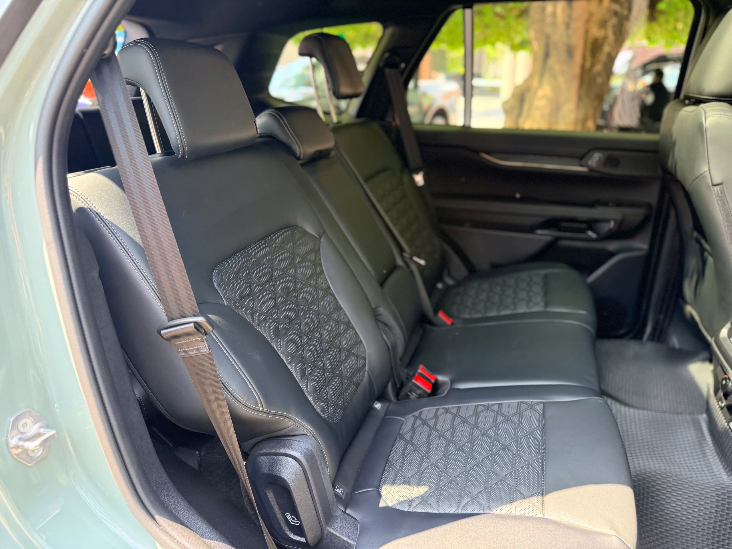 Cận cảnh Ford Everest động cơ xăng 2.3 mới, giá 1,63 tỷ đồng - 8