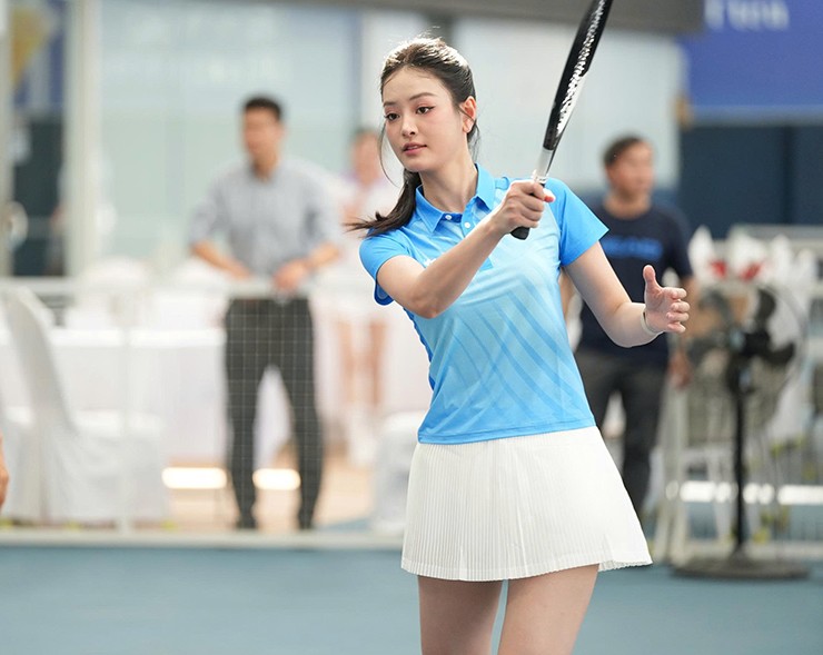 Á hậu Bùi Khánh Linh, người đã có thời gian chơi tennis và pickleball hào hứng chia sẻ: Tôi thấy ToTEN dễ chơi, dễ tiếp cận hơn tennis rất nhiều, nhất là bộ môn này sẽ giúp các bạn nữ ít bị bắp tay to hay trầy xước khi thi đấu. Tôi tin rằng bộ môn này sẽ phát triển rất nhanh trong giới phong trào”.