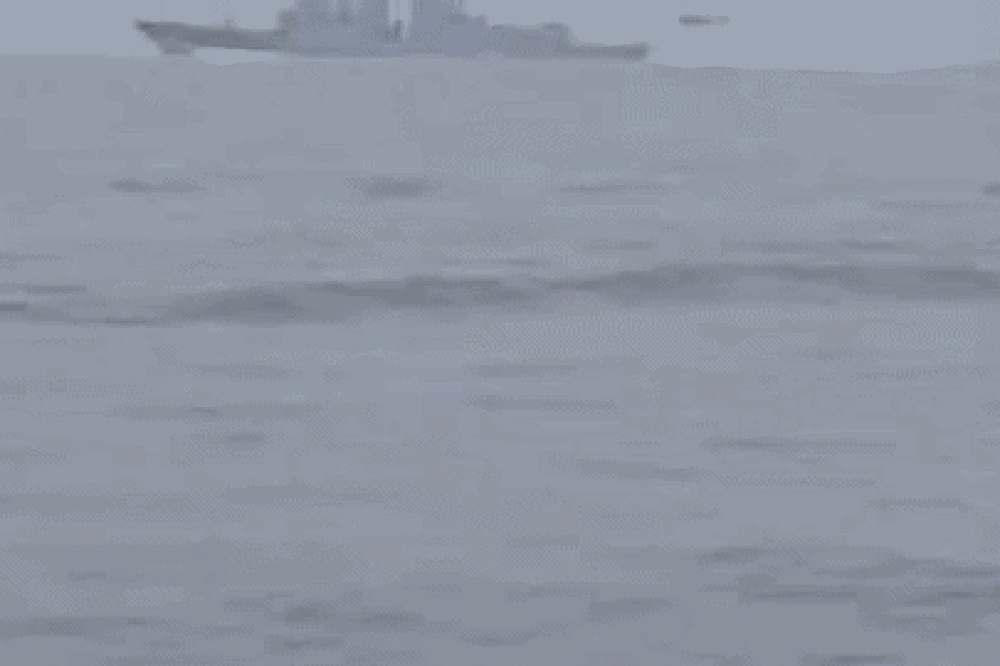 IRGC công bố video xuồng quân sự Iran theo dõi tàu chiến Mỹ - 1