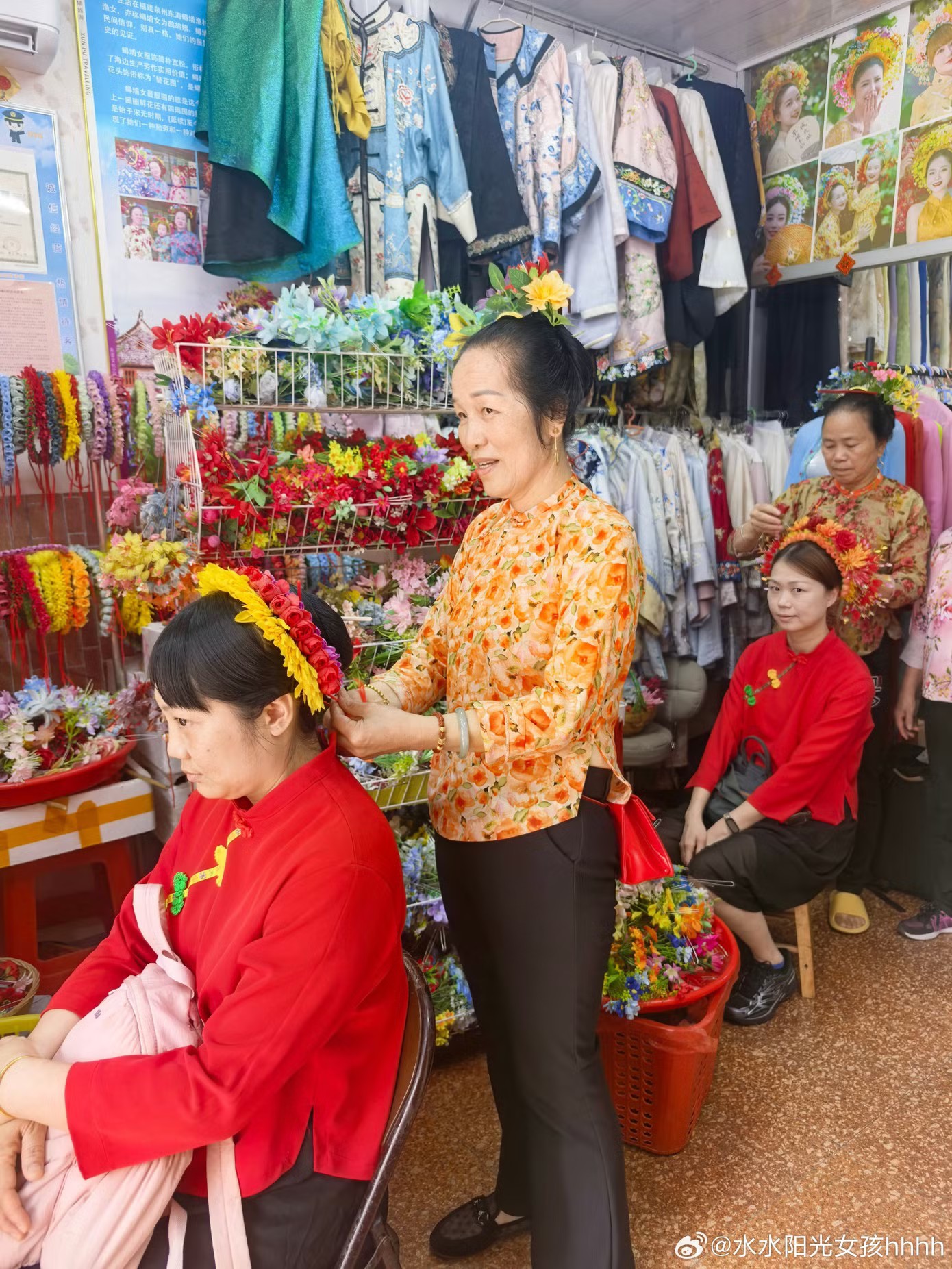 Khách du lịch đổ xô về làng chài Xunpu sau khi bức hình của Triệu Lệ Dĩnh trở nên nổi tiếng.