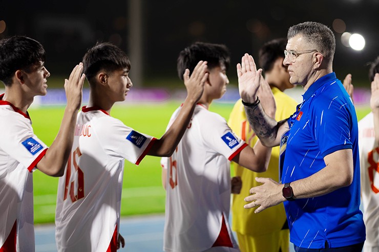 HLV Cristiano Roland động viên học trò sau trận thắng U17 Yemen.
