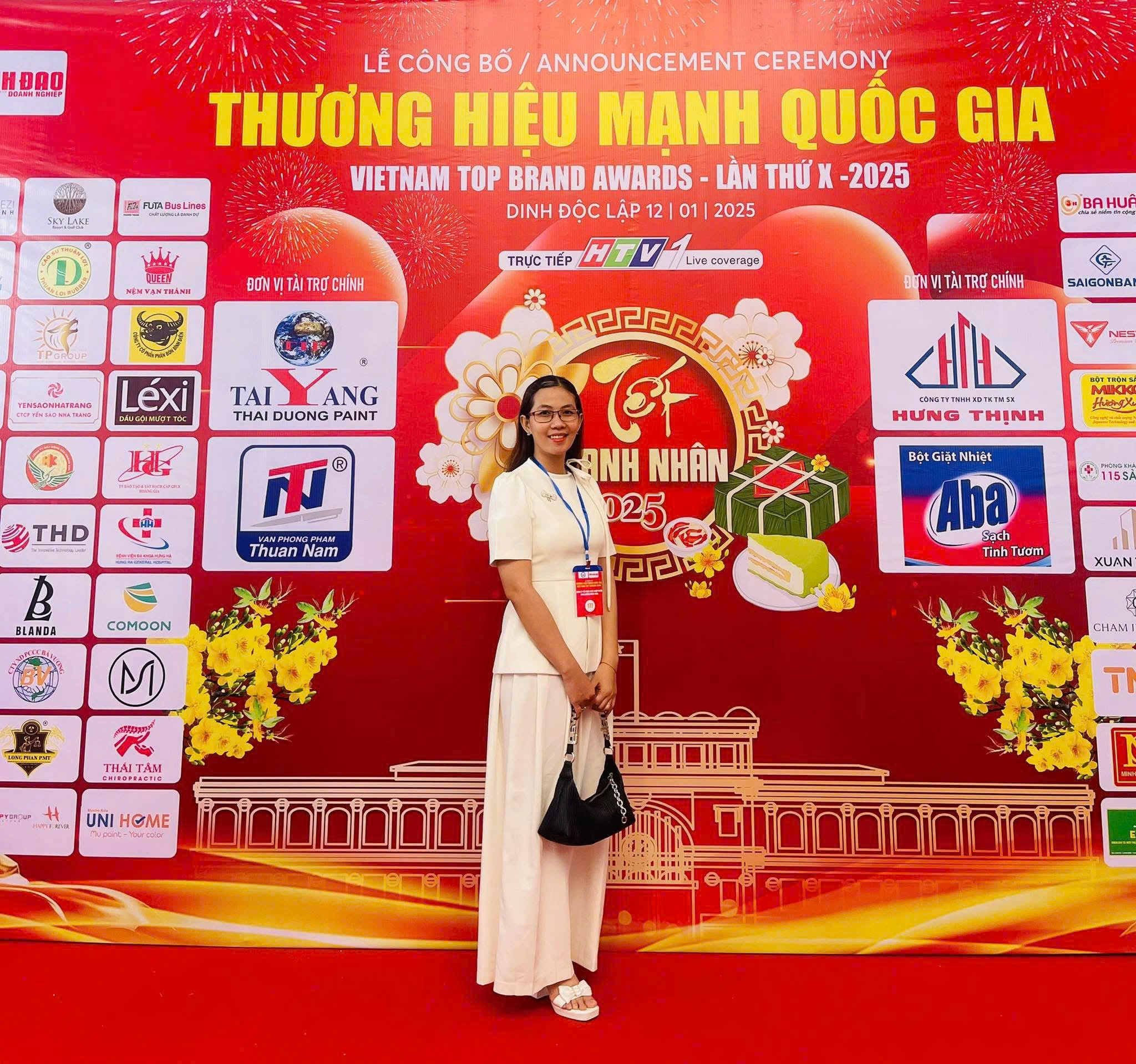 Chị Lâm Dạ Ngân đại diện Dược Loha tới nhận giải thưởng “Thương hiệu mạnh Quốc gia năm 2025”