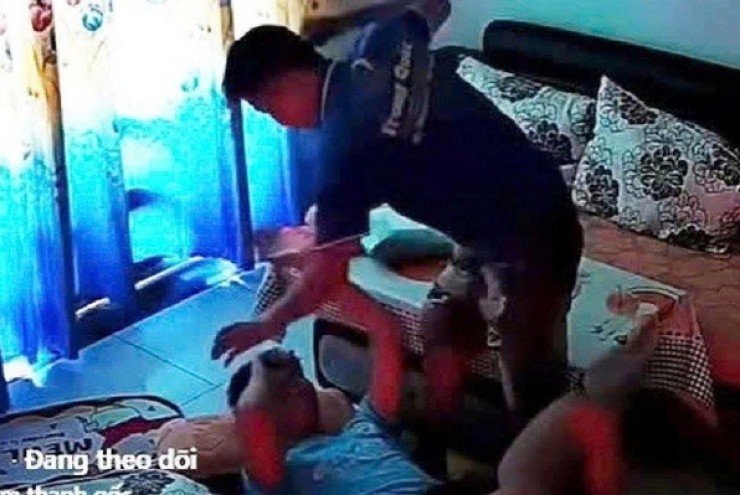 Công an phường làm việc với người bạo hành con riêng của “vợ hờ” ở TPHCM