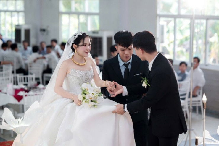Cô dâu được anh trai dắt tay vào lễ đường, trao cho chú rể&nbsp;
