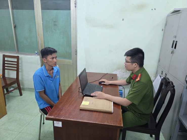 &nbsp;Cán bộ công an làm việc với đối&nbsp;tượng Bùi Trung Quốc
