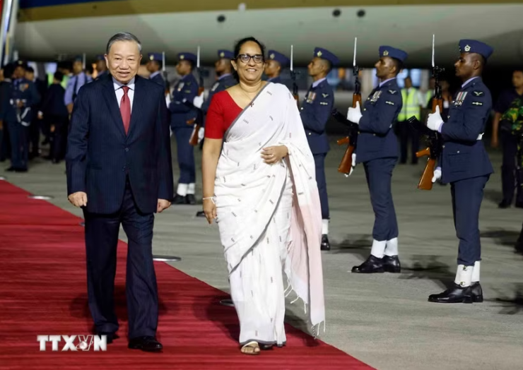 Thủ tướng Sri Lanka Harini Amarasuriya đón Tổng Bí thư, Chủ tịch nước Tô Lâm tại sân bay quốc tế Bandaranaike. Ảnh: TTXVN