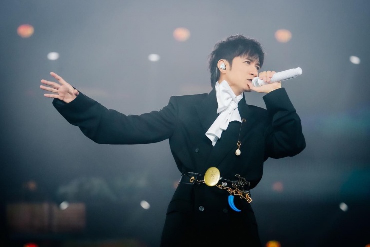 Cổ Cự Cơ trên sân khấu 25+ Emperor Stars Concert.