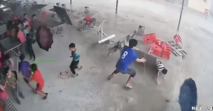Cơn dông bất ngờ khiến hàng loạt bàn bay, có cái quật thẳng vào học sinh. Ảnh cắt từ clip