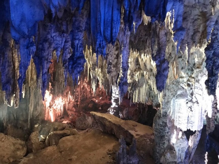 Nhờ kết hợp với hệ thống ánh sáng đã làm nổi bật vẻ đẹp hoang sơ, kỳ vĩ của động Hua Mạ.