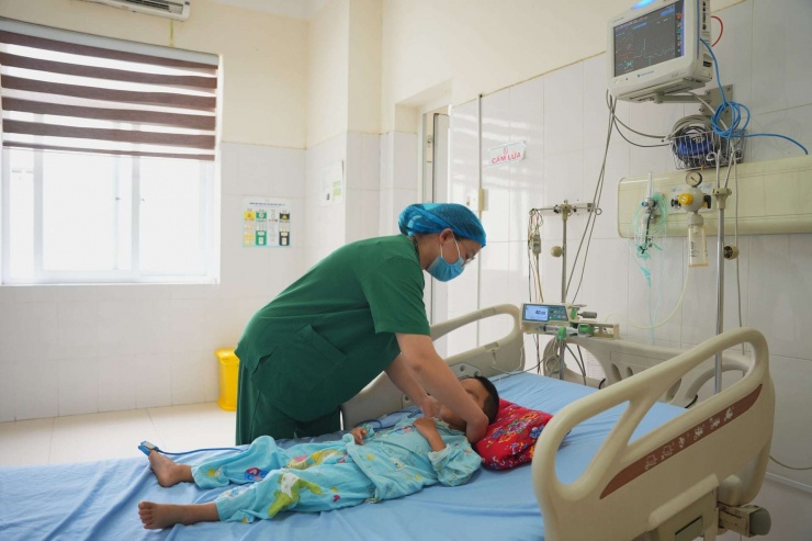 Bác sĩ chăm sóc cho bệnh nhân. Ảnh BVCC