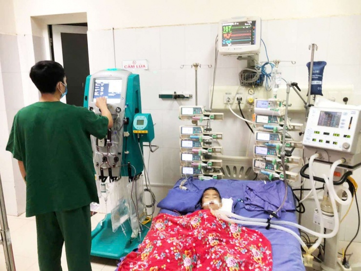 Mắc tay chân miệng mức độ 4, bệnh nhi nhập viện trong tình trạng sốt cao từng cơn ngày thứ 3, kèm theo nôn ói nhiều, mệt, thở nhanh, yếu chi. (Bệnh nhi khi còn phải lọc máu. Ảnh BVCC)