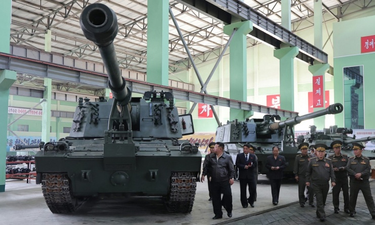 Ông Kim Jong-un thị sát dàn pháo tự hành có thể uy hiếp Seoul - 3