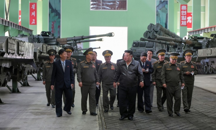 Ông Kim Jong-un thị sát dàn pháo tự hành có thể uy hiếp Seoul - 1