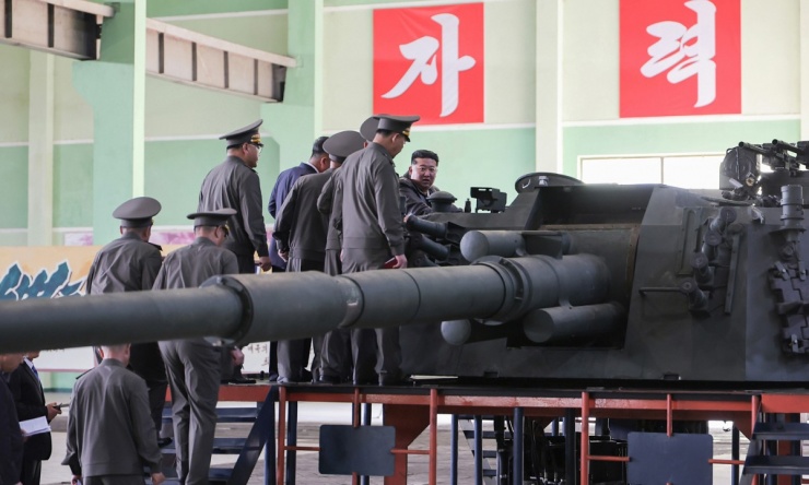 Ông Kim Jong-un thị sát dàn pháo tự hành có thể uy hiếp Seoul - 2