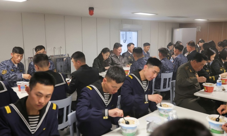 Ông Kim Jong-un thị sát dàn pháo tự hành có thể uy hiếp Seoul - 12