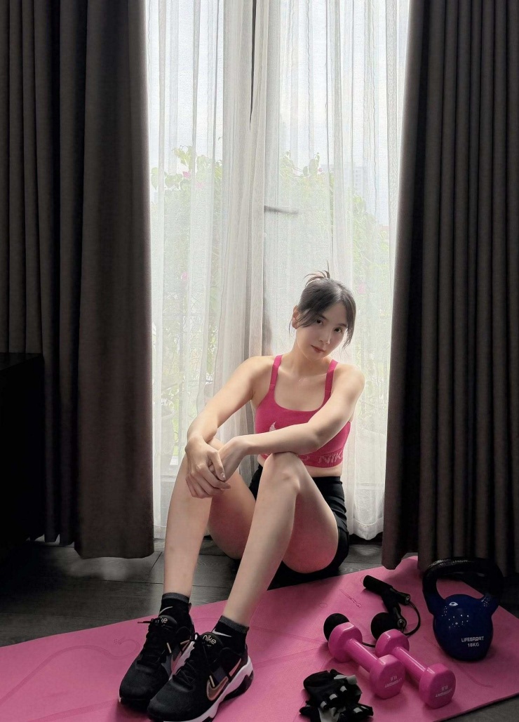"Với Ngọc giai đoạn này, mình chọn khoẻ để chăm con, khoẻ để làm việc mình yêu thích và đẹp làm món quà cho chính mình", bà mẹ một con bày tỏ.