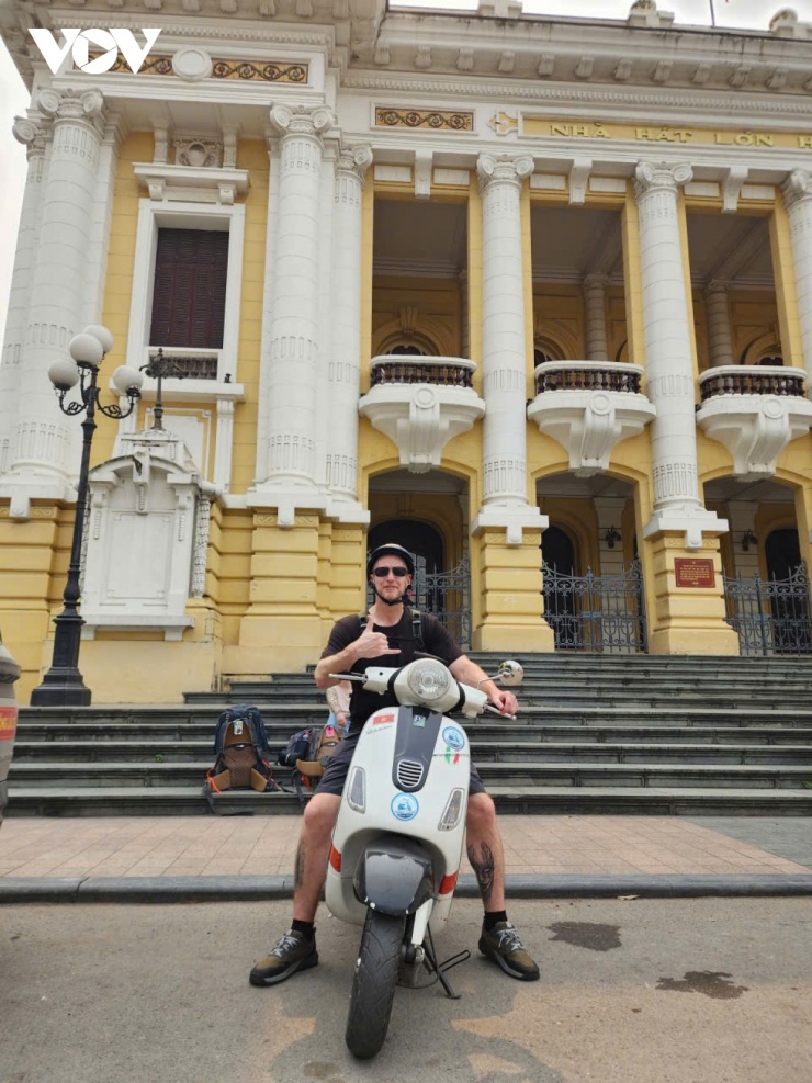 Du khách nước ngoài tham quan Hà Nội bằng xe máy Vespa