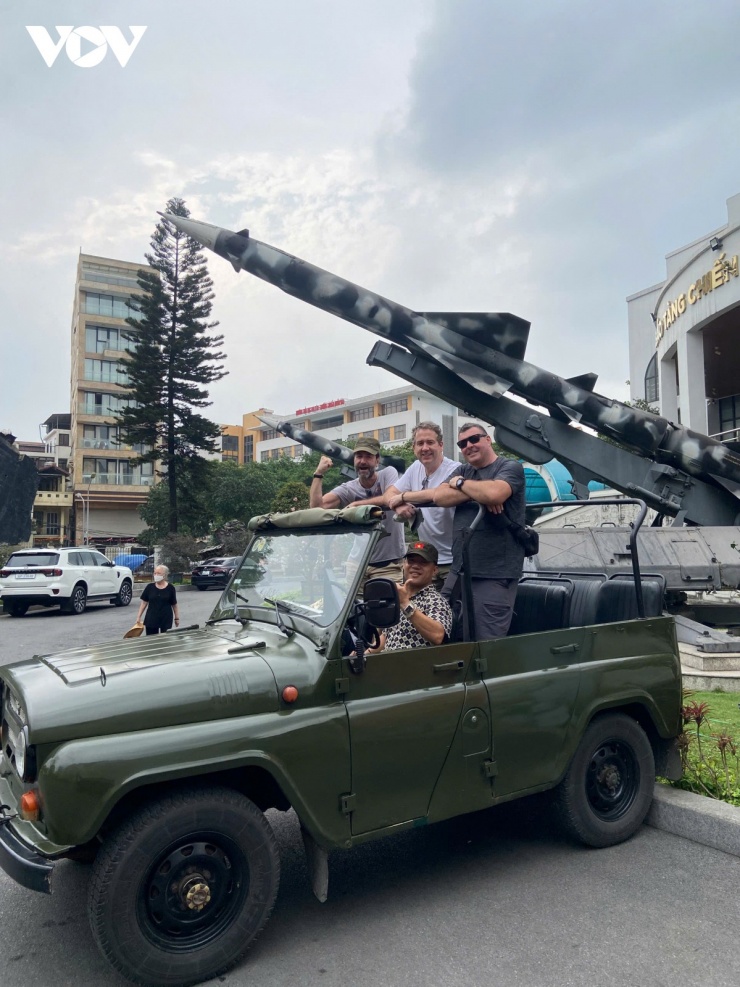 Du khách nước ngoài tham quan Hà Nội trên xe ô tô Jeep cũ