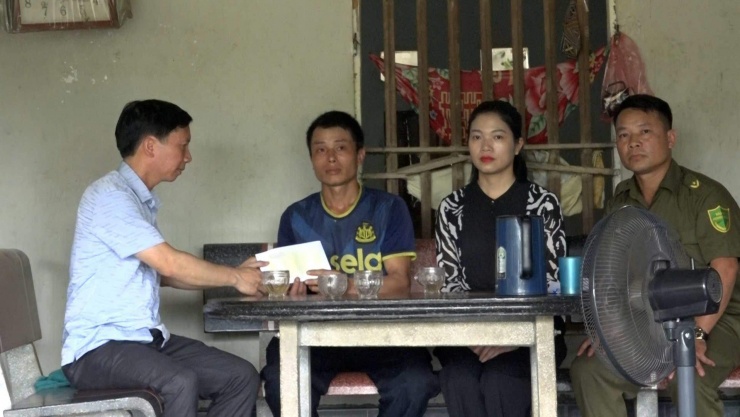 Lãnh đạo UBND xã Bắc Quang, tỉnh Tuyên Quang thăm hỏi, động viên và chia buồn với gia đình nạn nhân. Ảnh: Thanh Loan.