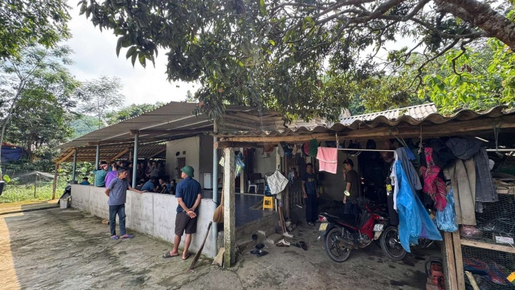 Chiều 7/5, thi thể cháu bé 4 tuổi bị bạo hành tử vong đã được đưa về gia đình tại thôn Tân Tạo, xã Bắc Quang để lo hậu sự. Ảnh: Người dân cung cấp.