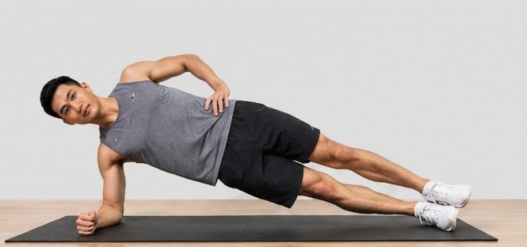 Plank nghiêng tập trung vào cơ liên sườn và cơ chéo bụng.