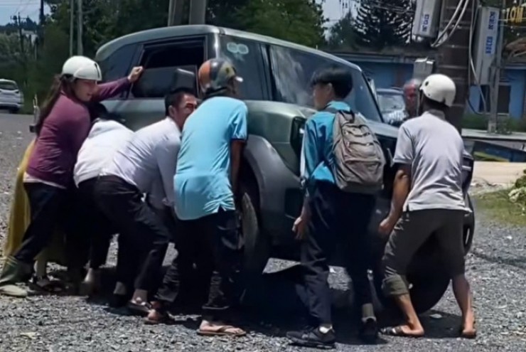 Nhiều người khiêng ôtô cứu nữ sinh mắc kẹt dưới gầm