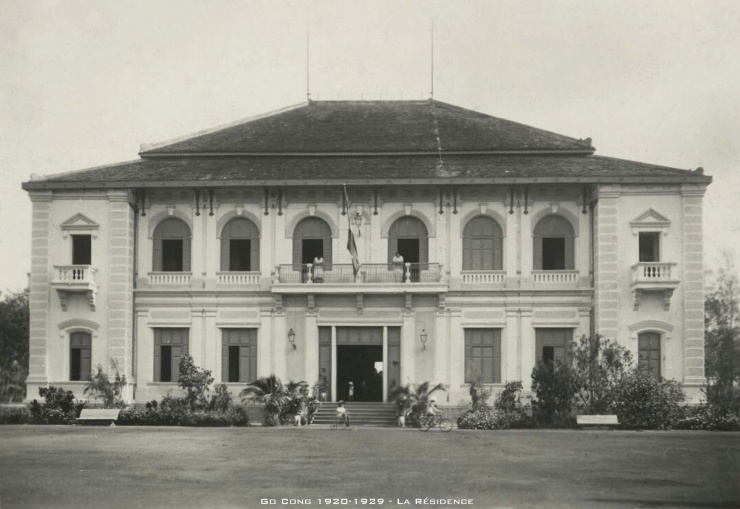 Được người Pháp xây dựng từ năm 1885, công trình ban đầu mang tên Dinh Chánh tham biện Gò Công, nơi ở và làm việc của viên chức đứng đầu địa phương thời Nam Kỳ thuộc Pháp. Sau khi tỉnh Gò Công được thành lập năm 1899, nơi đây trở thành Dinh tỉnh trưởng. Ảnh: Hoàng Nam