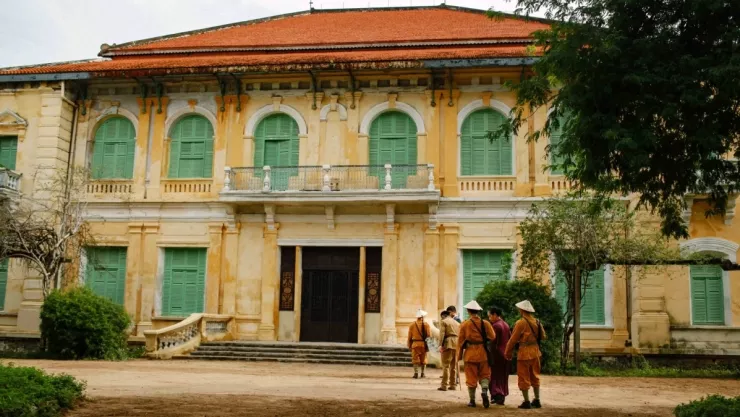 Năm 2018, Dinh tỉnh trưởng Gò Công từng xuất hiện trong phim Người Bất Tử. Đoàn làm phim đã chỉnh trang phần mặt tiền và cửa chính để tái hiện vẻ bề thế, cổ kính của dinh thự nhân vật Hùng, trong khi các cảnh quay nội thất được thực hiện tại một biệt thự cổ ở Đồng Nai. Ảnh: Phim Người Bất Tử