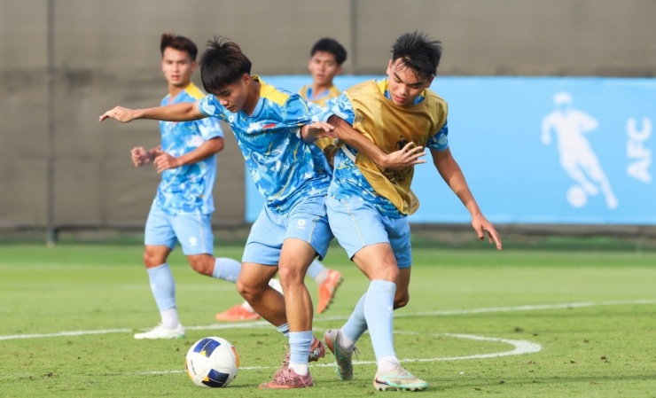 U17 Việt Nam tập luyện chuẩn bị cho trận đấu với U17 Hàn Quốc.