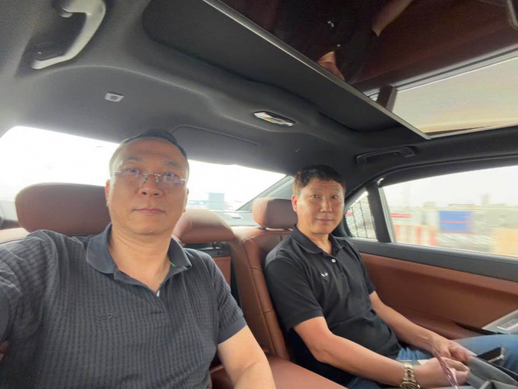 HLV Kim Sang-sik (bên phải) và Chủ tịch VFF, Chủ tịch Ủy ban thi đấu của AFC Trần Quốc Tuấn được đón tiếp bằng siêu xe khi tham dự lễ bốc thăm chia bảng VCK Asian Cup 2027. Ảnh: PV