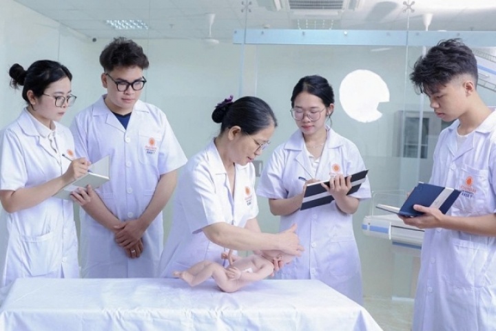 Tuyển sinh ngành Y bằng tổ hợp có Văn, Sử là 'tất yếu'