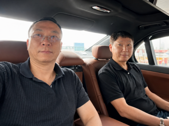 HLV Kim Sang-sik “ngỡ ngàng” khi được đón bằng siêu xe dự lễ bốc thăm VCK Asian Cup 2027