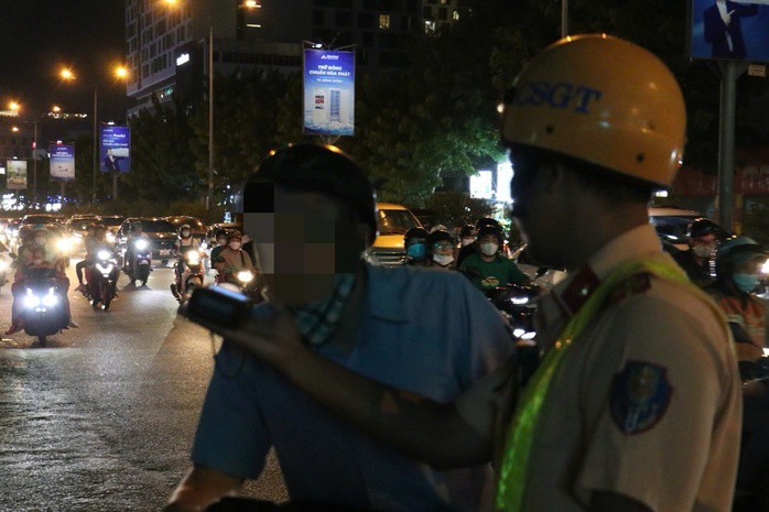 Lực lượng chức năng kiểm tra nồng độ cồn người điều khiển xe máy