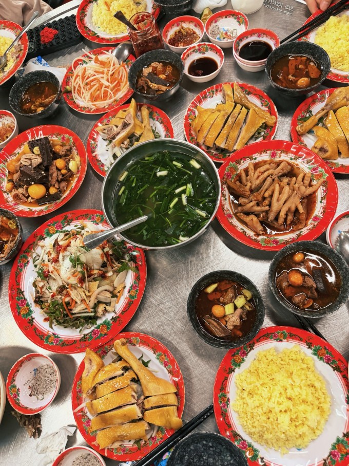 Cơm gà là một trong những món ngon dân dã mà hầu như ai đến Hội An cũng phải thưởng thức một lần.