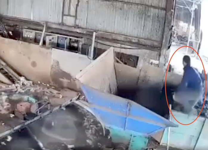 Hình ảnh anh Rơ Mah J. vào trong khu vực máy xay mủ làm việc được camera ghi lại