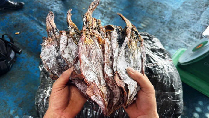 Mực được phơi khô, đóng gói